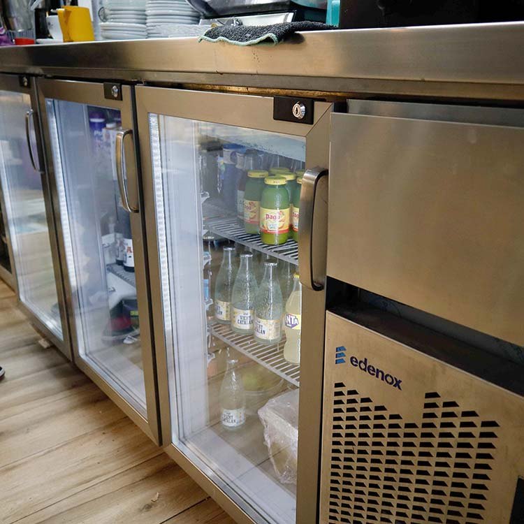 Frente mostrador refrigerado Edenox FMPS con puertas de cristal, en inox o negro Frente mostrador refrigerado Edenox FMPS con puertas de cristal, en inox o negro