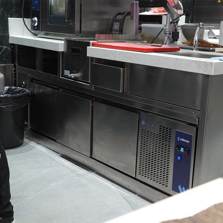Mesa refrigerada baja Edenox MPGB de 584 mm de altura con cajones, soporte para cocción Mesa refrigerada baja Edenox MPGB de 584 mm de altura con cajones, soporte para cocción