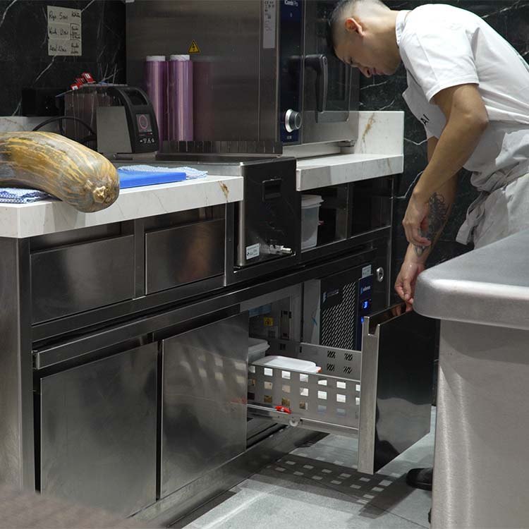 Mesa refrigerada baja Edenox MPGB de 584 mm de altura con cajones, soporte para cocción Mesa refrigerada baja Edenox MPGB de 584 mm de altura con cajones, soporte para cocción