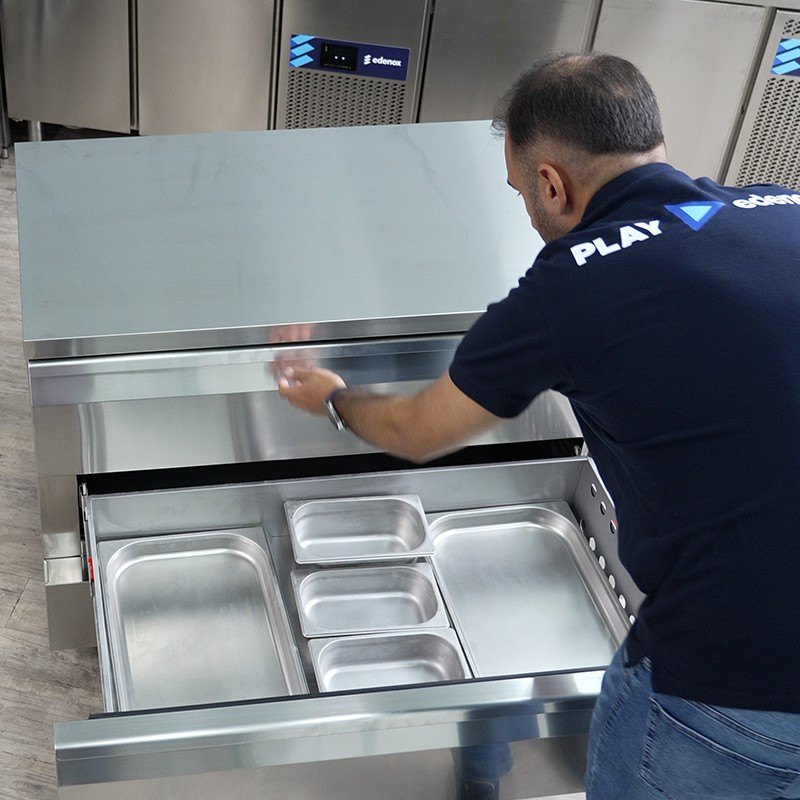 Mesa refrigerada de cajones Edenox Flexdrawer con ruedas, clase climática 5 y versión MIX Mesa refrigerada de cajones Edenox Flexdrawer con ruedas, clase climática 5 y versión MIX