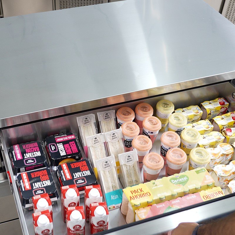 Mesa refrigerada de cajones Edenox Flexdrawer con ruedas, clase climática 5 y versión MIX Mesa refrigerada de cajones Edenox Flexdrawer con ruedas, clase climática 5 y versión MIX