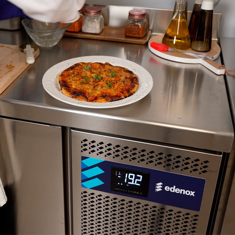 Mesa refrigerada Edenox Snack serie 600 de 2, 3 o 4 puertas, fondo 600 mm, de -2 a +8 °C Mesa refrigerada Edenox Snack serie 600 de 2, 3 o 4 puertas, fondo 600 mm, de -2 a +8 °C