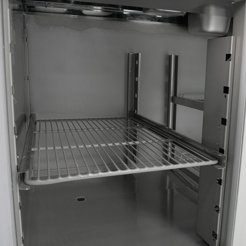 Mesa refrigerada Edenox MPG NS de 894 o 1358 mm, encimera sin peto y frontal integrable Mesa refrigerada Edenox MPG NS de 894 o 1358 mm, encimera sin peto y frontal integrable