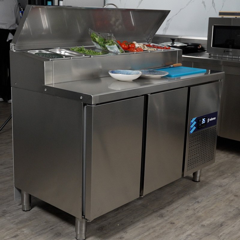 Mesa refrigerada de preparación pizza y ensalada Edenox MPGE2 y MPPE2, cubetas GN 1/3 o 1/4 Mesa refrigerada de preparación pizza y ensalada Edenox MPGE2 y MPPE2, cubetas GN 1/3 o 1/4