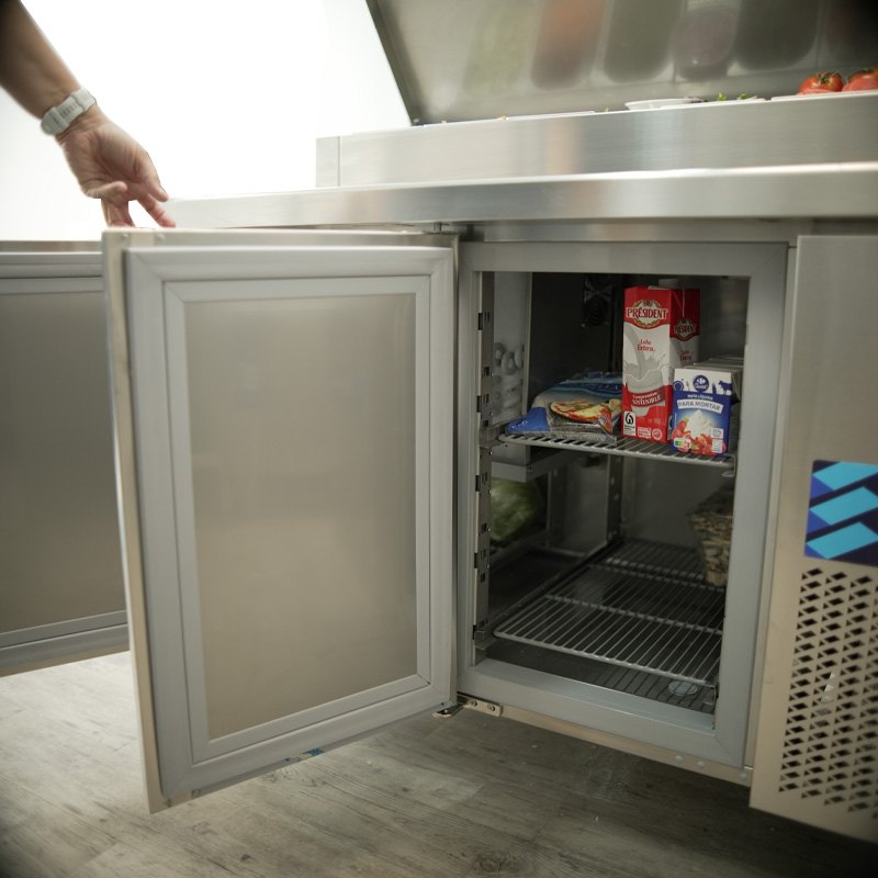 Mesa refrigerada de preparación pizza y ensalada Edenox MPGE2 y MPPE2, cubetas GN 1/3 o 1/4 Mesa refrigerada de preparación pizza y ensalada Edenox MPGE2 y MPPE2, cubetas GN 1/3 o 1/4